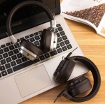 Ретро Bluetooth слушалки WBK946 ( Черен) с LED екран – Класически американски стил